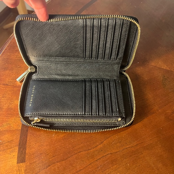 Tory Burch Robinson Black Leather Zip Around Wallet - Picture 6 of 7
